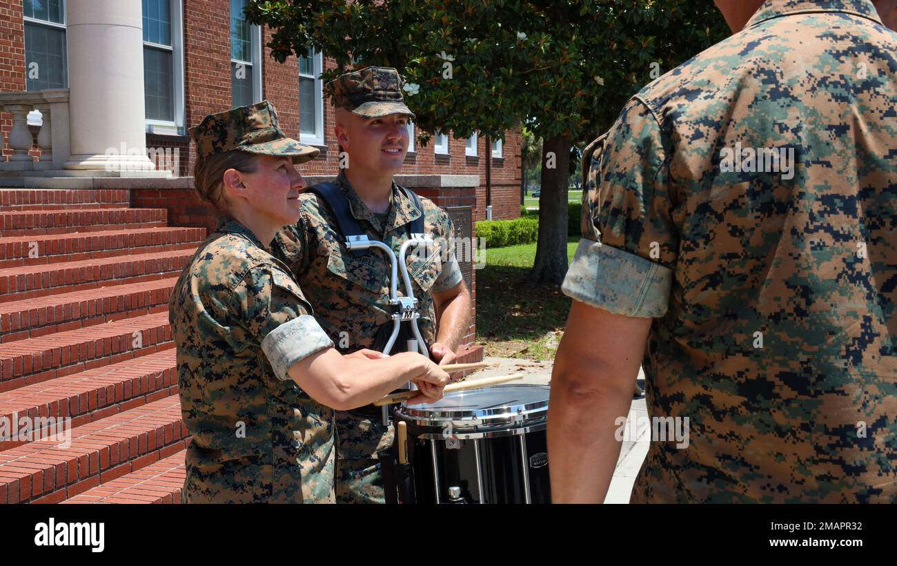 La Parris Island Marine Band è stata insignita del col. George S. Howard Citation of Musical Excellence a bordo del Marine Corps Recruit Depot Parris Island, S.C., 2 giugno 2022. Questo premio annuale viene assegnato a una band militare che ha dimostrato elevati standard di eccellenza musicale. Oltre 150 bande militari, comprese tutte le bande militari straniere, sono ammesse al premio. Questa è la quarta volta che la Parris Island Marine Band riceve il premio. Foto Stock