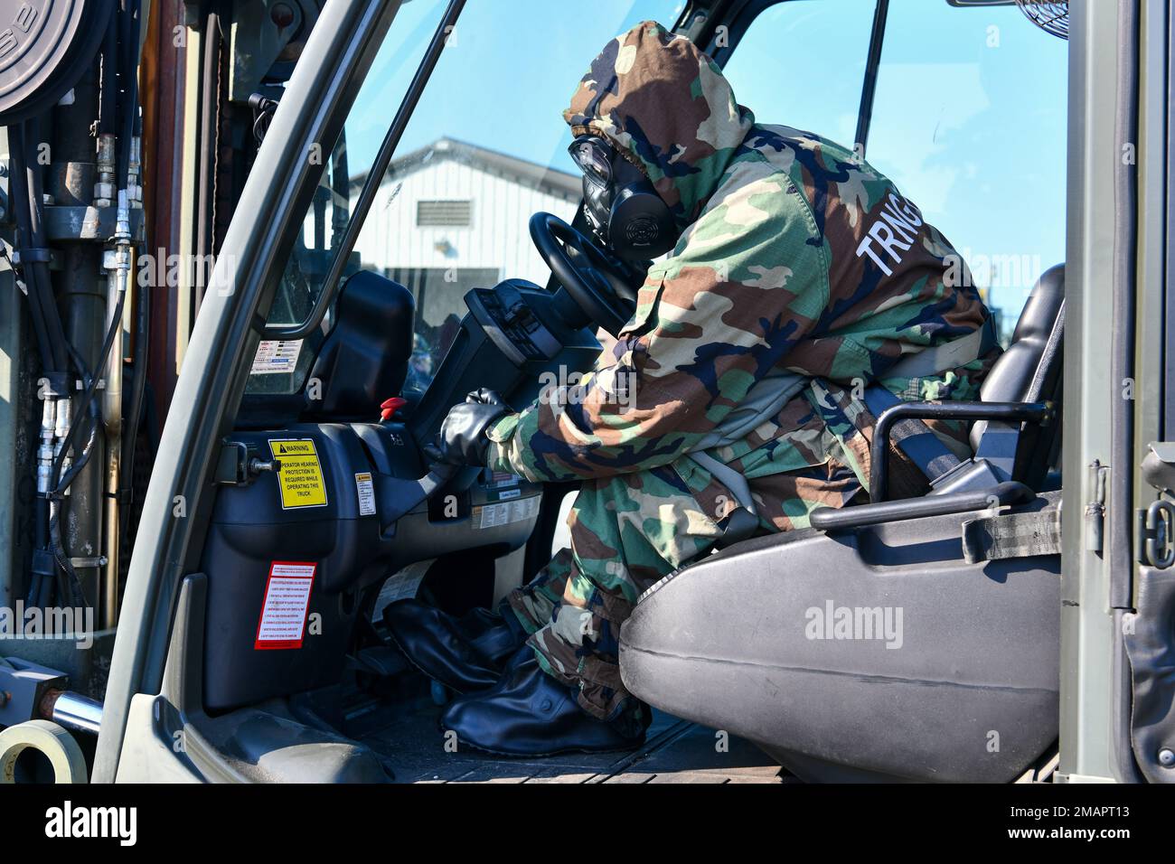 STATI UNITI Air Force Airman 1st Class Ashlyn Martin, 628th Logistics Readiness Squadron Supply Apprendista, esegue un controllo di sicurezza durante la formazione sui carrelli elevatori a forche presso Joint base Charleston, South Carolina, 2 giugno 2022. Durante i tre giorni del corso, gli studenti hanno frequentato per la prima volta due ore di insegnamento in classe, mentre il resto dell'insegnamento è stato un corso pratico. Foto Stock