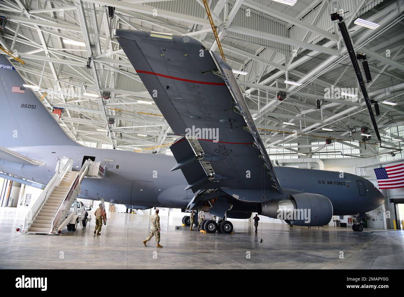 I manutentori della 134th Air Refueling Wing assistono nella preparazione del nuovo KC-46 Pegasus Refuelling Aircraft di nuova generazione alla grande apertura del nuovo hangar di manutenzione di $31 milioni di aeromobili nel giugno 3. Il KC-46, della 157th Air Refueling Wing, New Hampshire, è stato parcheggiato nell'hangar in mostra durante l'evento. Foto Stock