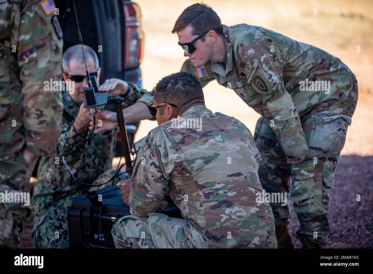 Tecnici e soldati per lo smaltimento delle ordinanze esplosive con 71st Ordnance Group, nonché personale EOD della Marina e dell'aeronautica militare, hanno partecipato a un evento di formazione sulle contromisure elettroniche (ECM) per fornire un'istruzione approfondita sulla scienza alla base dei sistemi e per infondere fiducia nelle loro apparecchiature, Fort Carson, Colorado, Giugno 2, 2022. Foto Stock