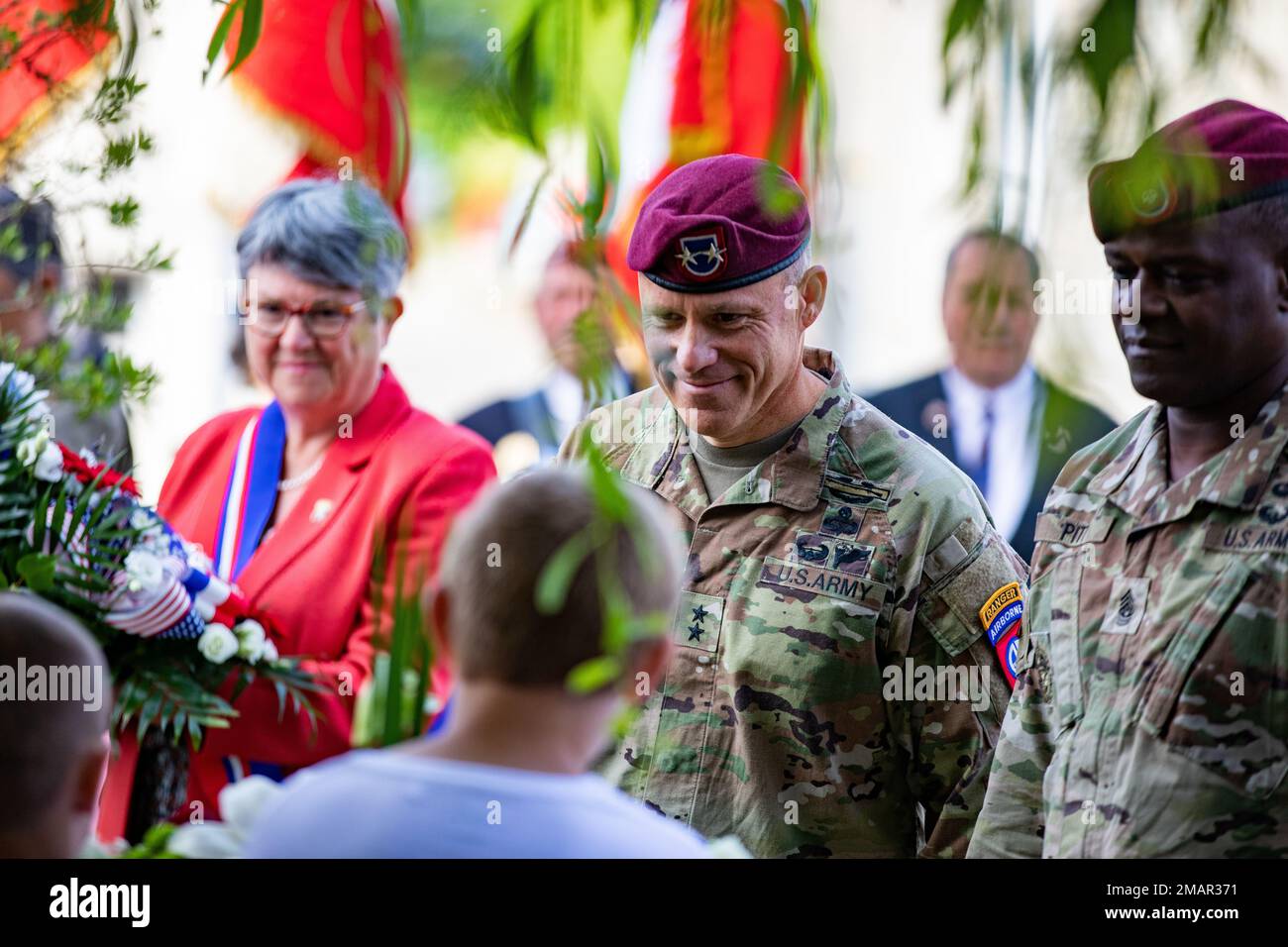 Christopher Laneve e il comando Sgt. David Pitt hanno fatto corone in onore della leadership del Lt. James Gavin durante l'invasione della Normandia a Saint Mere Eglise, Francia, 3 giugno 2022. I paracadutisti e i cittadini di Saint Mere Eglise celebrano e onorano i contributi e la maestria di Gavin mentre sono al comando della 82nd° divisione aerea durante l’invasione. Foto Stock