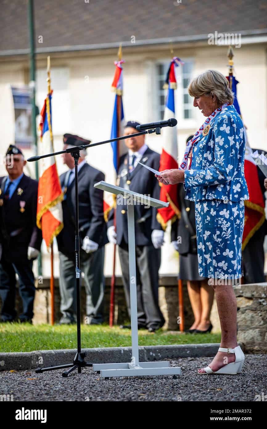 Christopher Laneve e il comando Sgt. David Pitt hanno fatto corone in onore della leadership del Lt. James Gavin durante l'invasione della Normandia a Saint Mere Eglise, Francia, 3 giugno 2022. I paracadutisti e i cittadini di Saint Mere Eglise celebrano e onorano i contributi e la maestria di Gavin mentre sono al comando della 82nd° divisione aerea durante l’invasione. Foto Stock