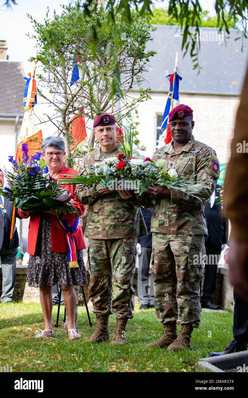 Christopher Laneve e il comando Sgt. David Pitt hanno fatto corone in onore della leadership del Lt. James Gavin durante l'invasione della Normandia a Saint Mere Eglise, Francia, 3 giugno 2022. I paracadutisti e i cittadini di Saint Mere Eglise celebrano e onorano i contributi e la maestria di Gavin mentre sono al comando della 82nd° divisione aerea durante l’invasione. Foto Stock