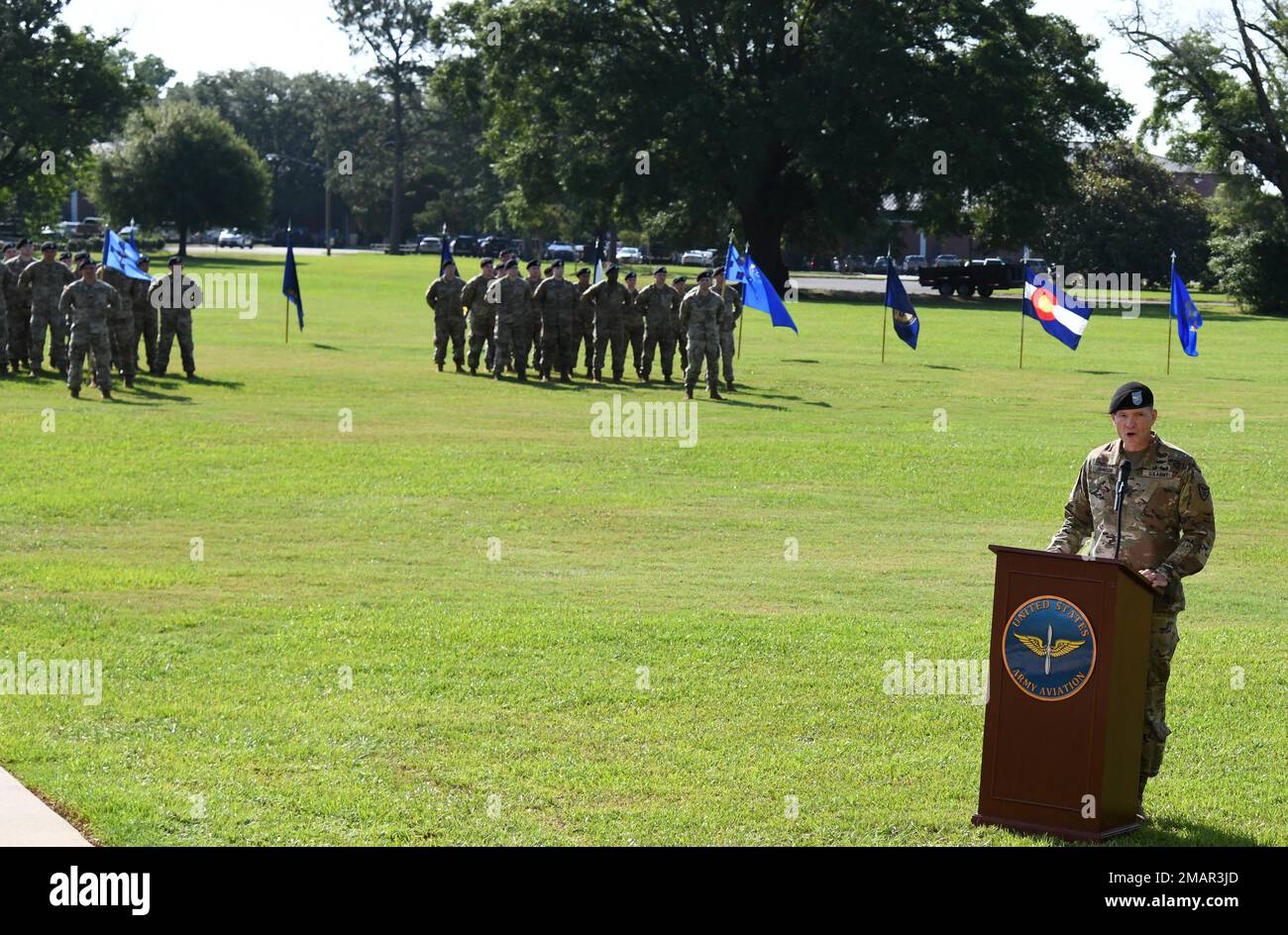 Il Colonnello Michael S. Johnson, comandante della brigata dell'aviazione del 110th, dà le sue osservazioni durante la cerimonia del cambio di comando del 1st Battaglione, del 11th° reggimento dell'aviazione a Howze Field, 3 giugno 2022, Fort Rucker, Ala. Foto Stock
