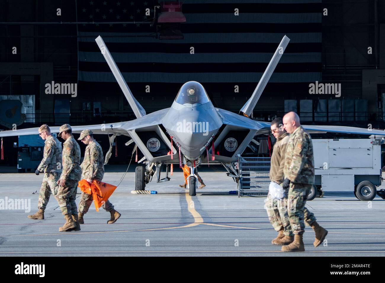 STATI UNITI Gli airmen assegnati alla 3rd Wing conducono una camminata di oggetti estranei e detriti alla base congiunta Elmendorf-Richardson, Alaska, 3 giugno 2022. Gli Airmen hanno condotto il FOD Walk per rimuovere i detriti che potrebbero danneggiare l'aereo e ostacolare la preparazione della missione. Foto Stock