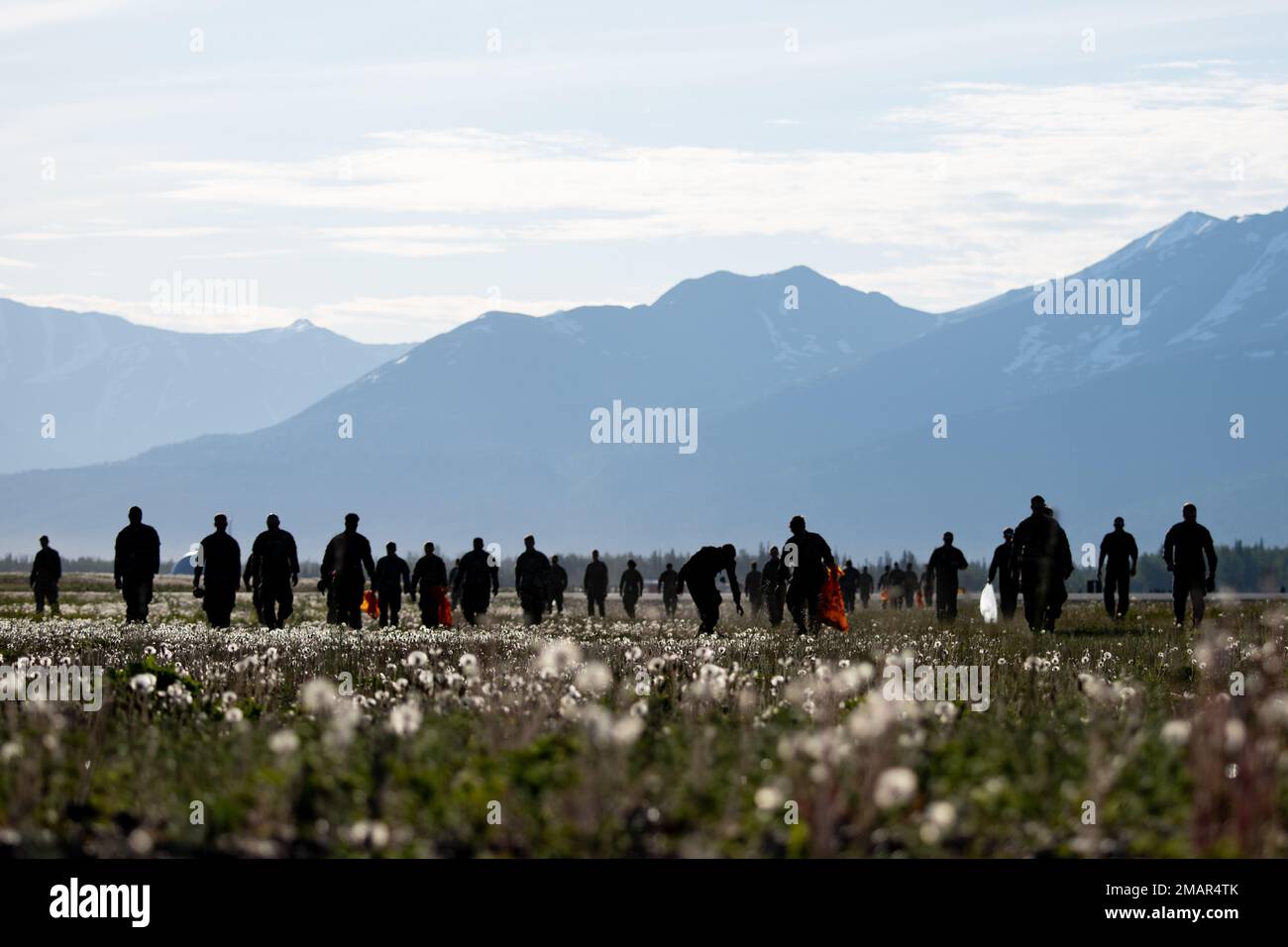 STATI UNITI Gli airmen assegnati alla 3rd Wing conducono una camminata di oggetti estranei e detriti alla base congiunta Elmendorf-Richardson, Alaska, 3 giugno 2022. Gli Airmen hanno condotto il FOD Walk per rimuovere i detriti che potrebbero danneggiare l'aereo e ostacolare la preparazione della missione. Foto Stock