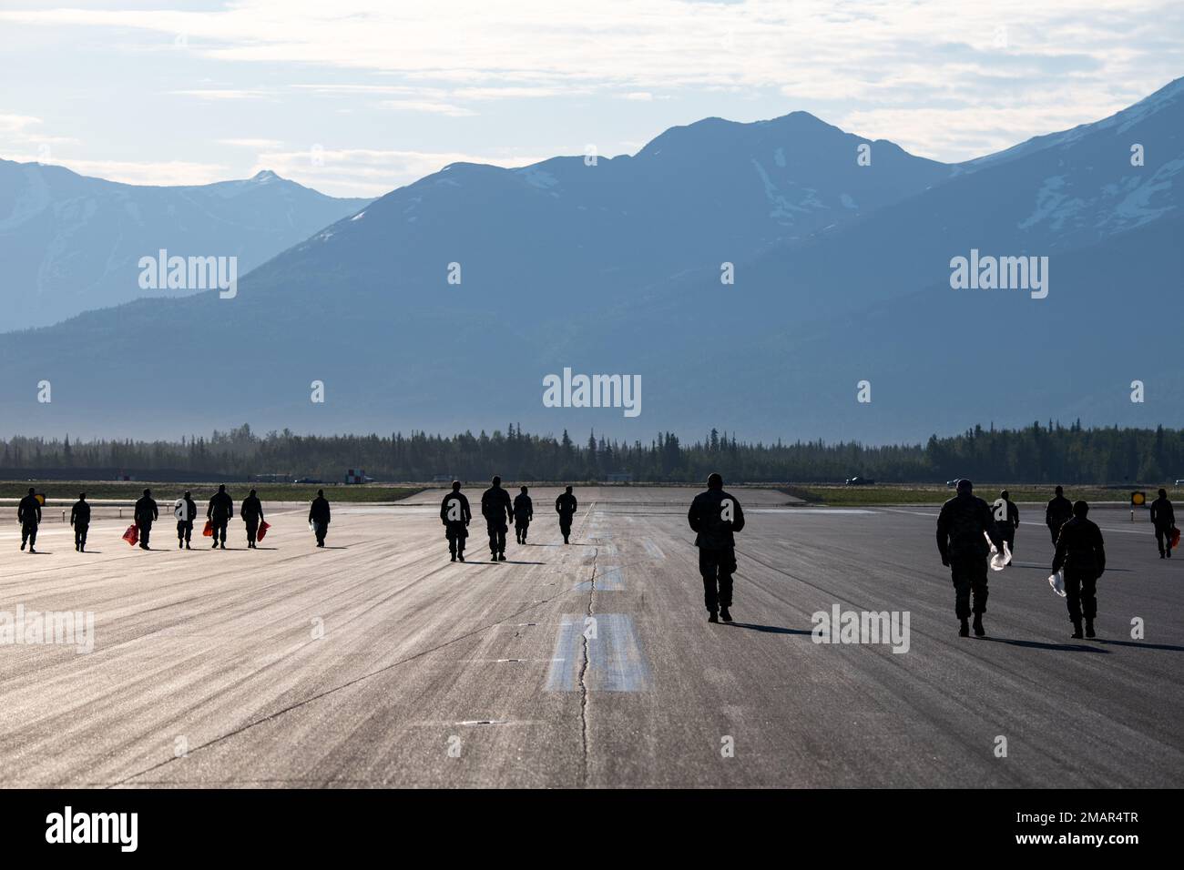 STATI UNITI Gli airmen assegnati alla 3rd Wing conducono una camminata di oggetti estranei e detriti alla base congiunta Elmendorf-Richardson, Alaska, 3 giugno 2022. Gli Airmen hanno condotto il FOD Walk per rimuovere i detriti che potrebbero danneggiare l'aereo e ostacolare la preparazione della missione. Foto Stock