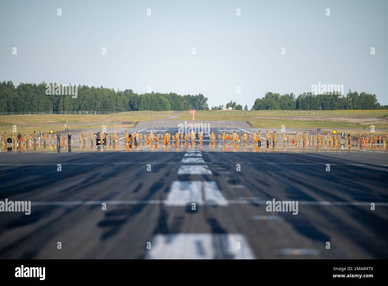 STATI UNITI Gli airmen assegnati alla 3rd Wing conducono una camminata di oggetti estranei e detriti alla base congiunta Elmendorf-Richardson, Alaska, 3 giugno 2022. Gli Airmen hanno condotto il FOD Walk per rimuovere i detriti che potrebbero danneggiare l'aereo e ostacolare la preparazione della missione. Foto Stock