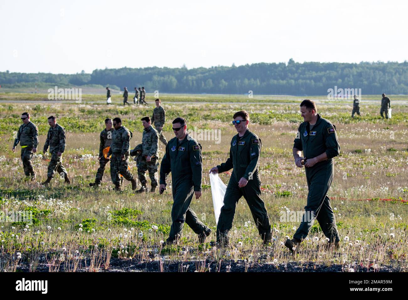 STATI UNITI Gli airmen assegnati alla 3rd Wing conducono una camminata di oggetti estranei e detriti alla base congiunta Elmendorf-Richardson, Alaska, 3 giugno 2022. Gli Airmen hanno condotto il FOD Walk per rimuovere i detriti che potrebbero danneggiare l'aereo e ostacolare la preparazione della missione. Foto Stock