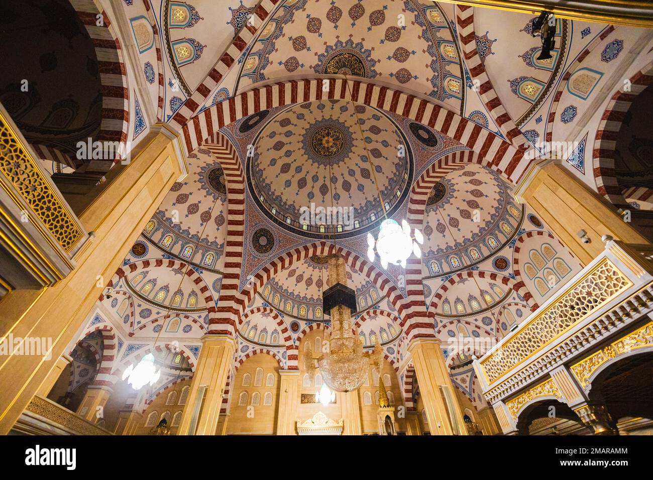 Serata nel cortile del cuore della moschea cecena. Russia Foto Stock