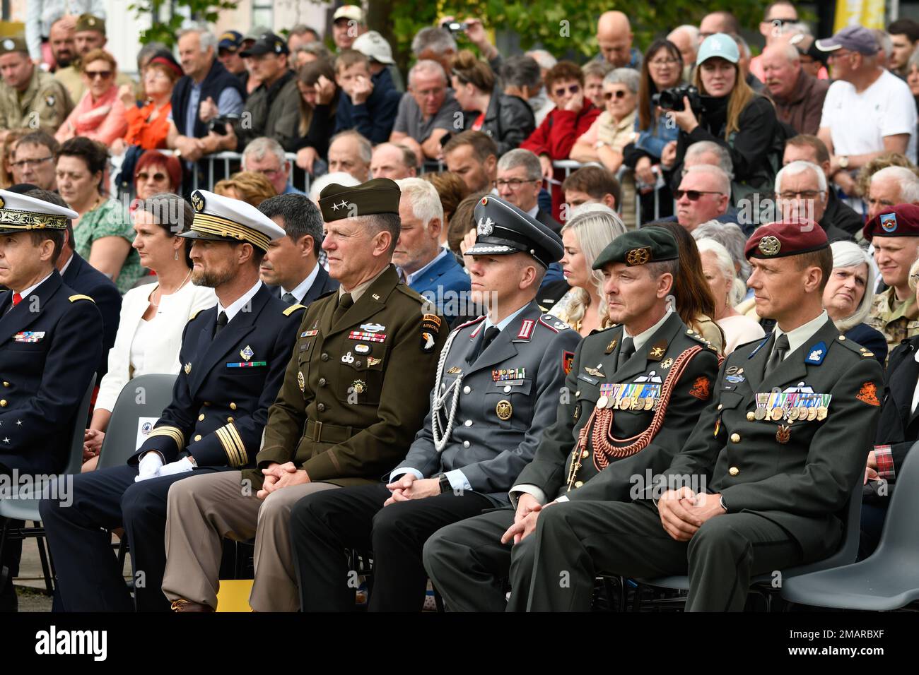 Il generale JP McGee, comandante della 101st Divisione Airborne (Assalto aereo) e le autorità militari e civili francesi ascoltano le osservazioni durante la cerimonia del Patch di cavolo a Carentan, in Francia, il 3 giugno 2022. Il generale McGee e 101st soldati partecipano alle commemorazioni del D-Day 78 in Normandia, Francia. Settantotto anni dopo, il coraggio e l'eroismo dimostrati dai soldati alleati durante la seconda guerra mondiale continuano a risuonare con 101st soldati. Foto Stock