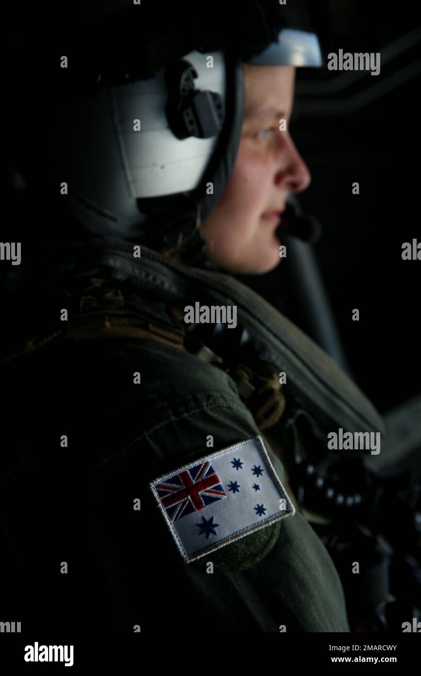 Royal Australian Navy Seaman Macy McGrath, attaccato a HMAS Coonawarra, vola su un US Corpo Marino MV-22 Osprey durante la celebrazione del Giubileo di platino della Regina Elisabetta II, al largo della costa di Darwin, NT, Australia, 3 giugno 2022. I Marines e la forza di difesa australiana hanno volato gli Ospreys e gli elicotteri 22 Airbus Tiger Attack dell'esercito australiano in una formazione sulla città di Darwin per celebrare i 70 anni della Regina sul trono. Foto Stock