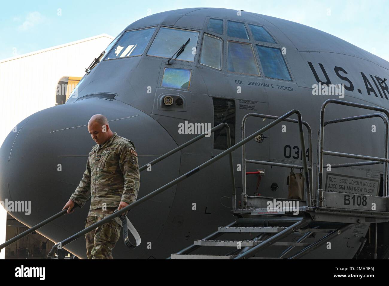 Jonathan Tucker's, comandante dell'Ala del 314th Airlift, viene svelato su un C-130J Super Hercules durante una cerimonia di cambio di comando alla base dell'aeronautica militare di Little Rock, Arkansas, il 3 giugno 2022. Il 314th AW forma i membri dell'equipaggio C-130 del Dipartimento della Difesa, della Guardia Costiera e di 47 nazioni partner. La loro missione, quella di produrre membri dell'equipaggio C-130 professionali e orientati al combattimento come la più grande unità di addestramento formale del DOD C-130. Foto Stock