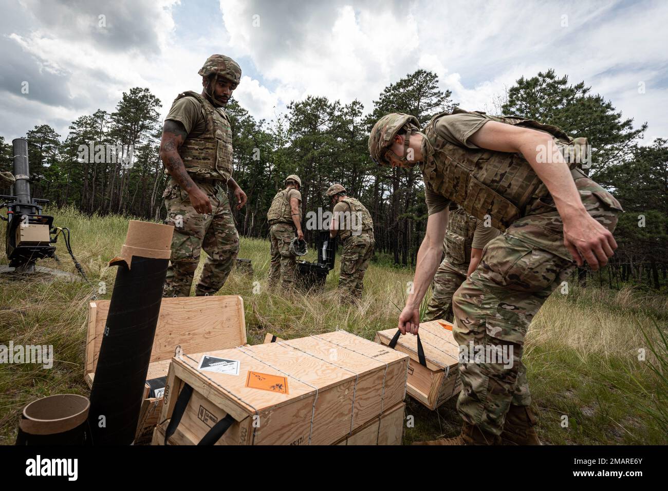 STATI UNITI Soldati dell'esercito con il reggimento di fanteria 1-114th, la squadra di combattimento della Brigata di fanteria 44th, rifornire un sistema di armi da mortaio 120mm durante l'addestramento sulla base congiunta McGuire-Dix-Lakehurst, New Jersey, 3 giugno 2022. Mortar Systems fornisce al comandante di manovra incendi indiretti rapidi, reattivi a supporto delle operazioni di combattimento. Foto Stock