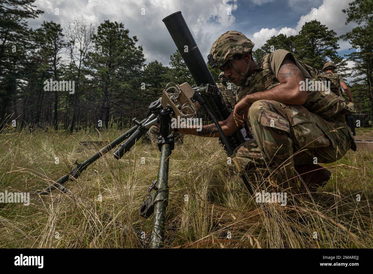 STATI UNITI I soldati dell'esercito con il reggimento di fanteria 1-114th, la squadra di combattimento della Brigata di fanteria 44th, si preparano a sparare il sistema di armi mortaio 120mm durante l'addestramento sulla base militare McGuire-Dix-Lakehurst, New Jersey, 3 giugno 2022. Mortar Systems fornisce al comandante di manovra incendi indiretti rapidi, reattivi a supporto delle operazioni di combattimento. Foto Stock