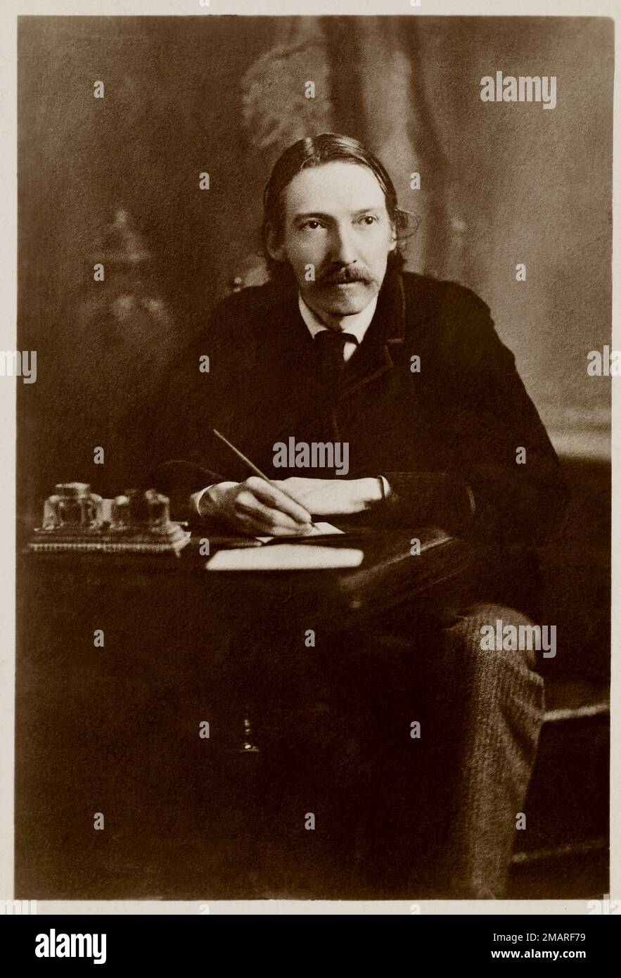 1885 ca , GRAN BRETAGNA : il famoso scrittore scoccato ROBERT LOUIS STEVENSON ( 1850 - 1894 ). Fotografo sconosciuto . - STORIA - FOTO STORICHE - ritratto - SCRITTORE - SCRITTORE - LETTERATURA - LETTERATURA - baffi - scrivania - scrittoio - scrivia - scrivia - calamaio a inchiostro - inchiostro - inkwell --- ARCHIVIO GBB Foto Stock