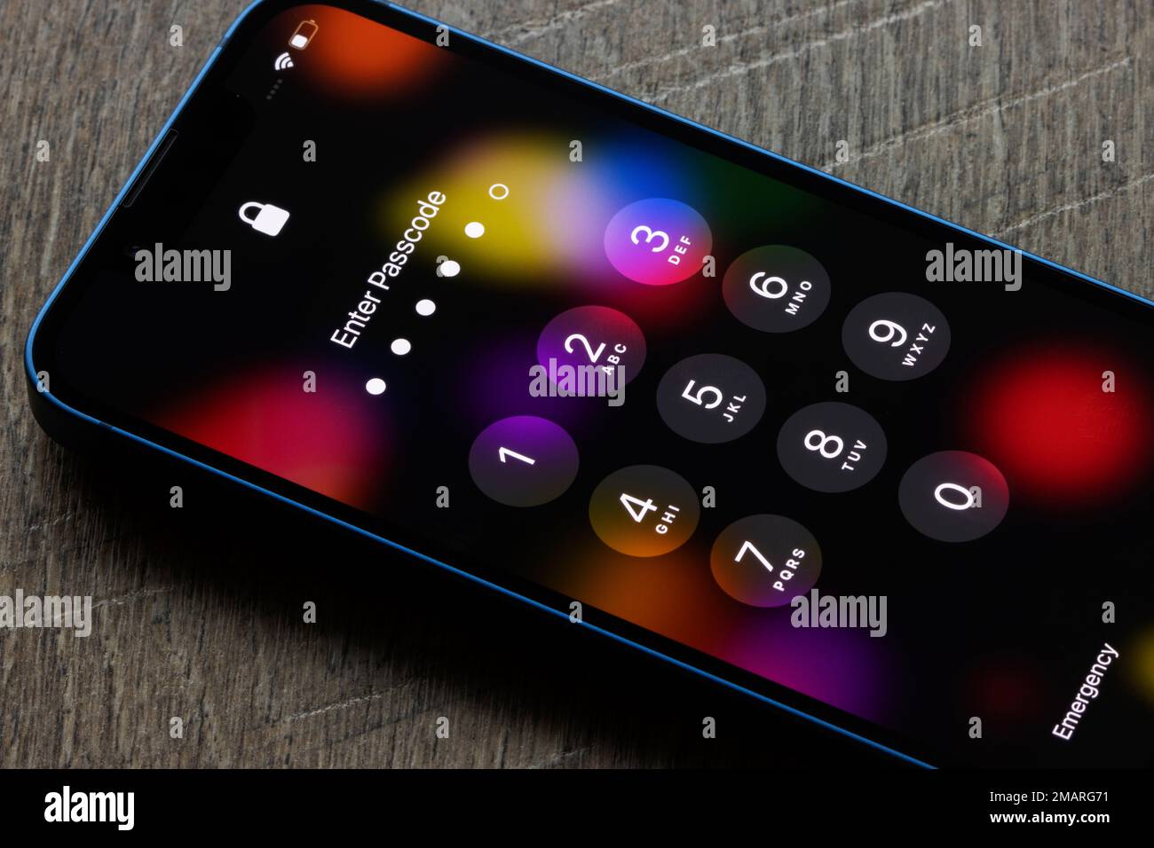 Vengono visualizzate cinque cifre immesse, con una sola cifra a sinistra, su un iPhone bloccato con codice di accesso. Tenta di sbloccare un iPhone. Foto Stock