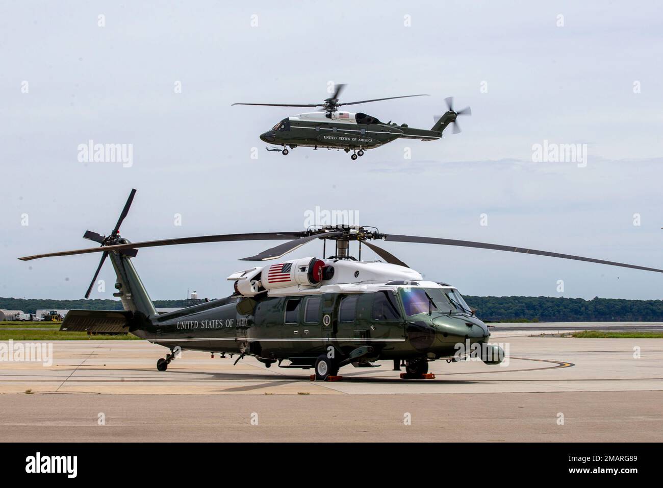 STATI UNITI Marine Corps VH-92A condurre un volo da durante il Marine Helicopter Squadron One (HMX-1) 75th ° anniversario riunione sulla base del corpo dei Marine Quantico, Virginia, 3 giugno 2022. HMX-1 è uno squadrone di elicotteri del corpo della Marina degli Stati Uniti responsabile del supporto diretto del presidente degli Stati Uniti. HMX-1 è stato istituito il 1 dicembre 1947 come unità sperimentale incaricata di testare e valutare elicotteri militari quando il volo ad ala rotante era ancora agli inizi. Foto Stock