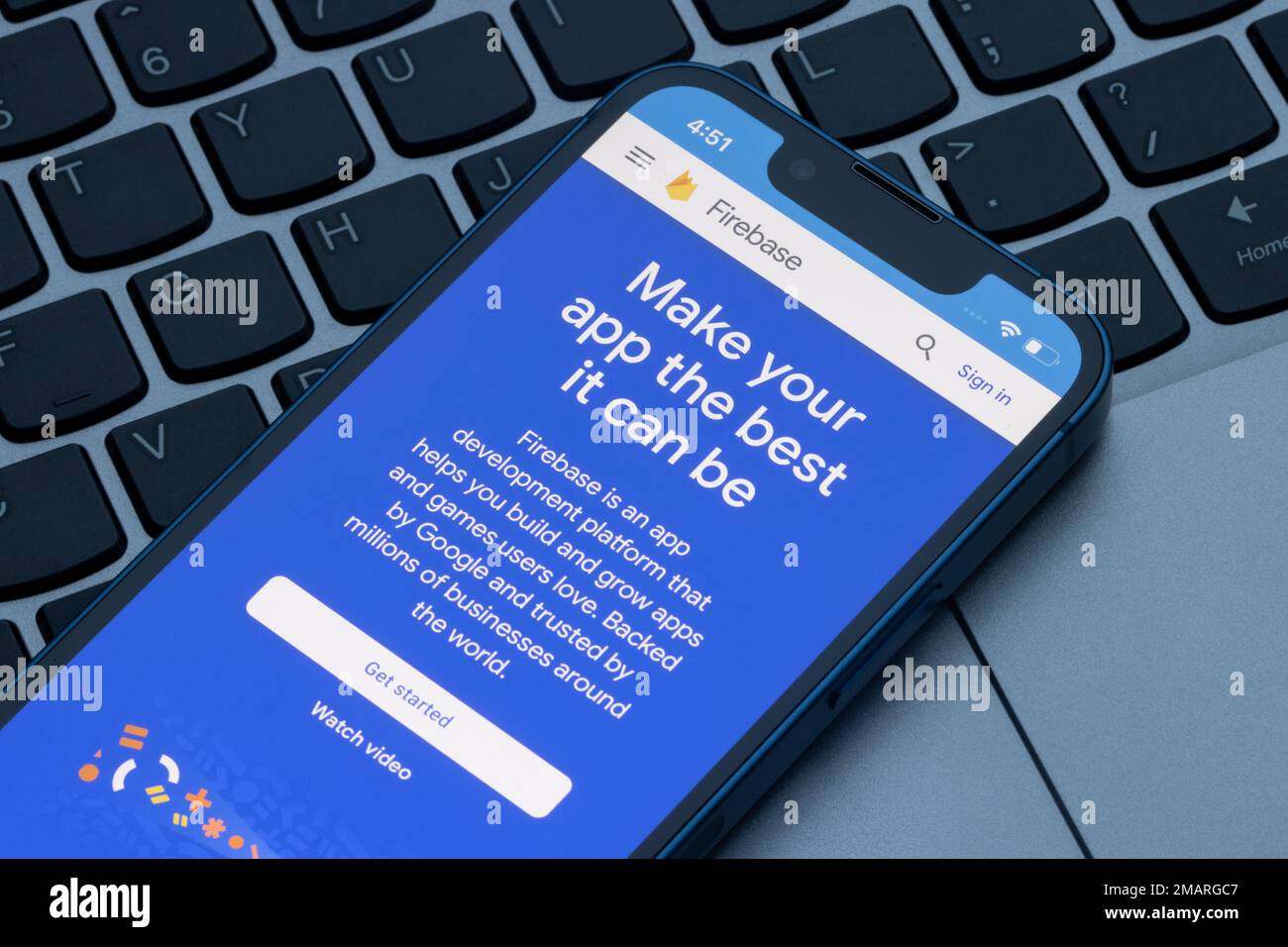 La pagina Web di Google Firebase viene visualizzata su un iPhone. Firebase è una piattaforma di sviluppo di app che aiuta gli utenti a creare e far crescere app e giochi. Foto Stock