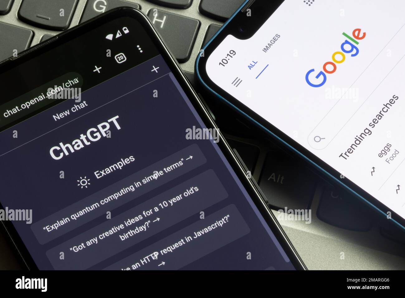 Le pagine web di ChatGPT, il chatbot di OpenAI e Google sono viste sugli smartphone. Una nuova ondata di chatbot come ChatGPT utilizzare ai che può reinventare il ... Foto Stock
