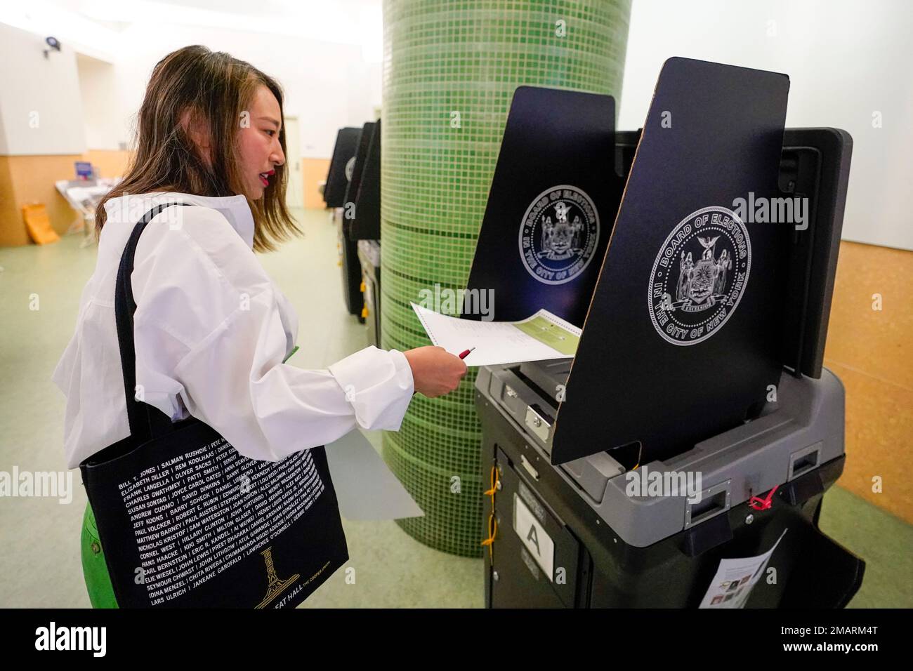 New York State Assemblywoman Yuh-Line Niou casts her ballot in the Democratic primary election, Tuesday, Aug. 23, 2022, in New York. Niou is running in the crowded Democratic congressional primary for New York's 10th District. (AP Photo/Mary Altaffer) Foto Stock