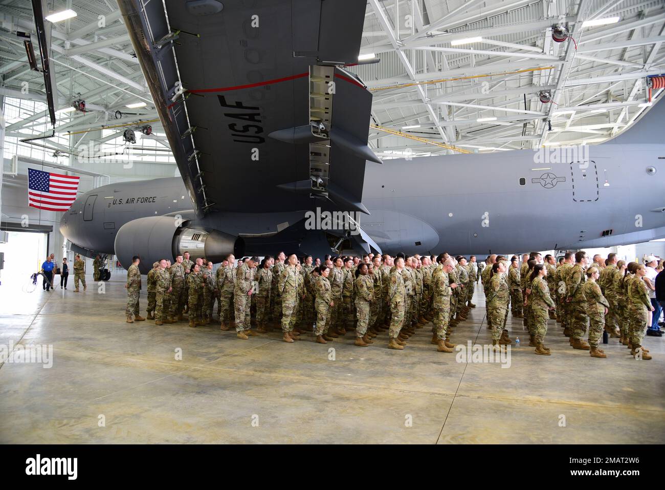 Gli aerei dello stand Air Refueling Wing 134th in formazione sono alla base del nuovo velivolo di nuova generazione KC-46 Pegasus Refuelling alla grande apertura del nuovo hangar di manutenzione di $31 milioni di velivoli nel giugno 3. Il KC-46, della 157th Air Refueling Wing, New Hampshire, è stato parcheggiato nell'hangar in mostra durante l'evento. Foto Stock