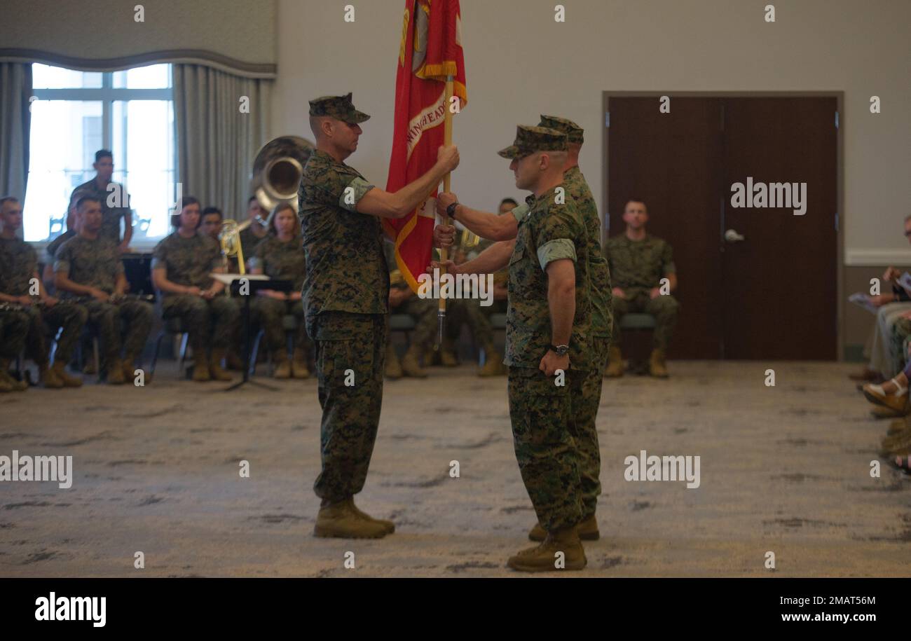 STATI UNITI Jeremy P. Johnson, sergente maggiore della Marine Wing Headquarter Squadron (MWHS) 2, a sinistra, passa i colori cerimoniali al Lt. James P. Doyle, durante una cerimonia di cambio di comando alla Marine Corps Air Station Cherry Point, North Carolina, 3 giugno 2022. La cerimonia ha rappresentato un trasferimento di responsabilità e autorità da Doyle al Lt. Col. Anthony J. Cesaro. MWHS-2 è un'unità subordinata di 2nd Marine Aircraft Wing, l'elemento di combattimento aereo della II Marine Expeditionary Force. Foto Stock