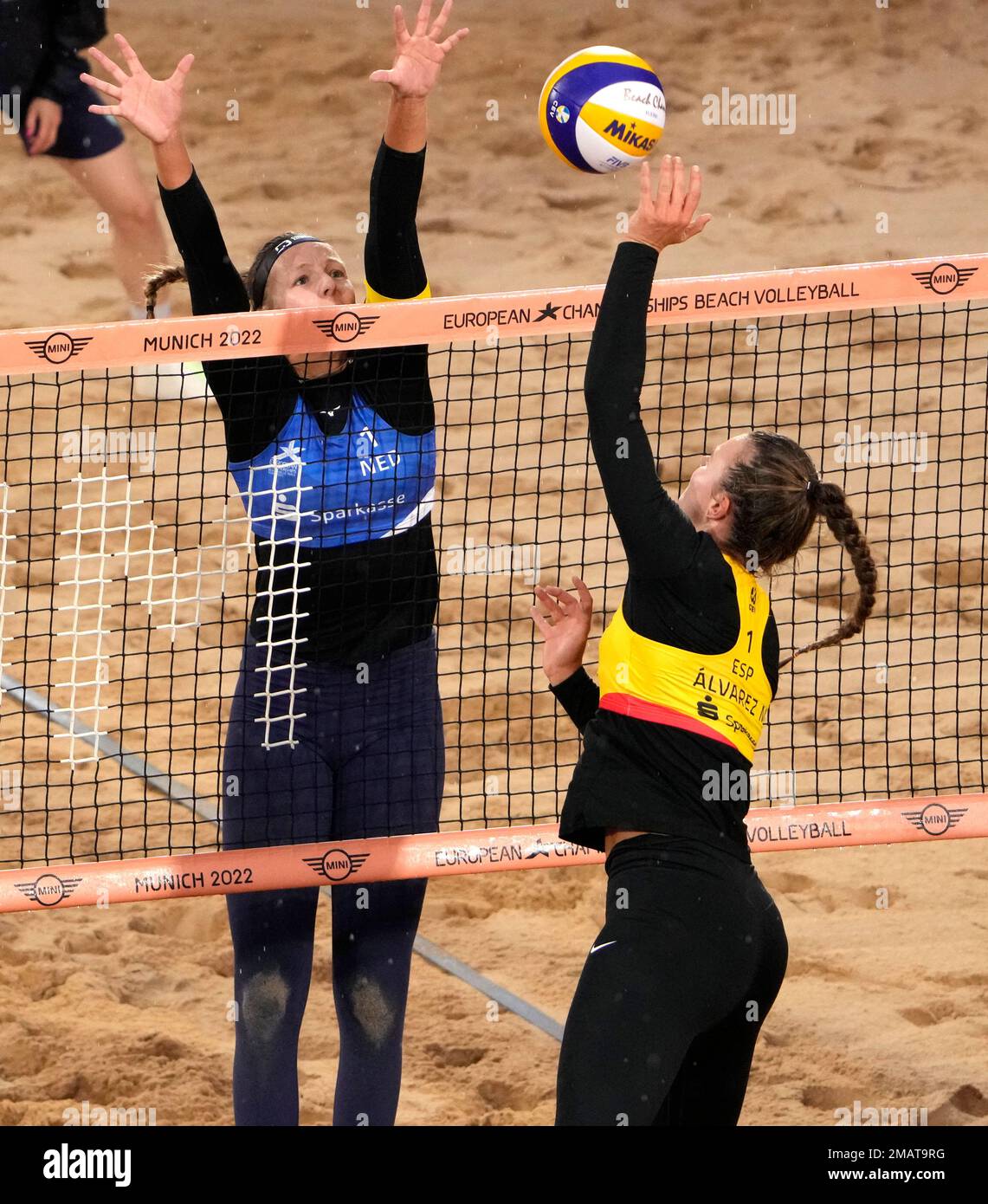 Katja Stam of the Netherlands, left, tries to block Spain's Daniela Alvarez Mendoza during the Women's Beach Volleyball bronze medal match in the European Championships in Munich, Germany, Saturday, Aug. 20, 2022.( AP Photo/Pavel Golovkin) Foto Stock