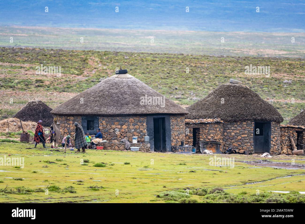 Capanne tradizionali in pietra rotonda in un piccolo villaggio nelle Highlands del Lesotho. Foto Stock