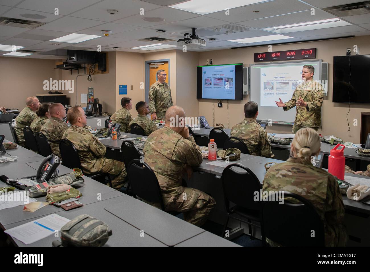 Il Maestro Sgt. Aaron Vetter e lo staff Sgt. Shamus Klemme, 138th Fighter Wing Civil Engineer Squadron, istruisce una classe di futuri istruttori di cura della casualità da combattimento tattico presso la base della Guardia Nazionale aerea di Tulsa, 4 ottobre 2022. Al termine del corso TCCC, gli istruttori devono tornare indietro e formare i rispettivi squadroni. (Foto della guardia nazionale aerea dell'Oklahoma di Airman 1st Class Alyssa Smalley) Foto Stock