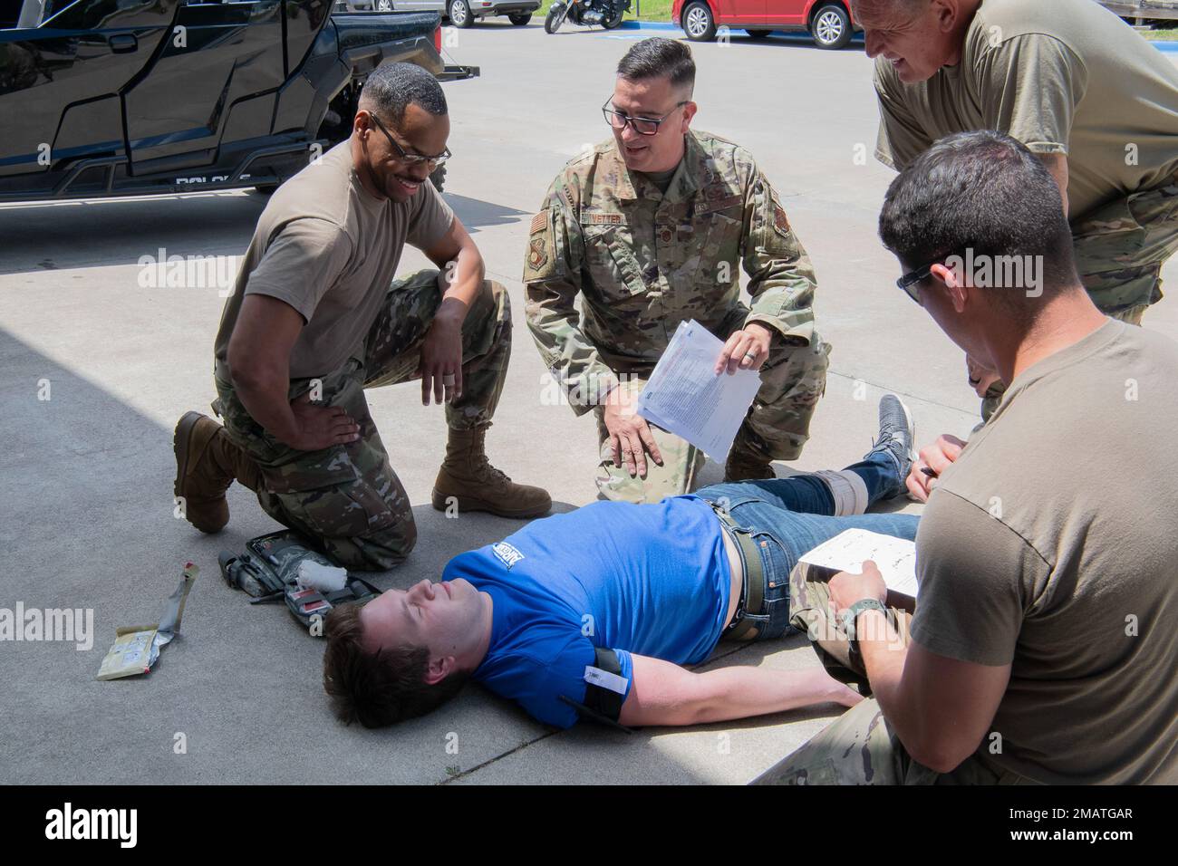 Aaron Vetter, 138th Fighter Wing Civil Engineer Squadron, spiega come utilizzare correttamente la Tactical Combat Casualty Care Card presso la Tulsa Air National Guard base, 4 giugno 2022. Il modulo documenta tutti gli aiuti che sono stati resi in caso di incidente per l'uso da parte di medici professionisti una volta trasportati. (Foto della guardia nazionale aerea dell'Oklahoma di Airman 1st Class Alyssa Smalley) Foto Stock