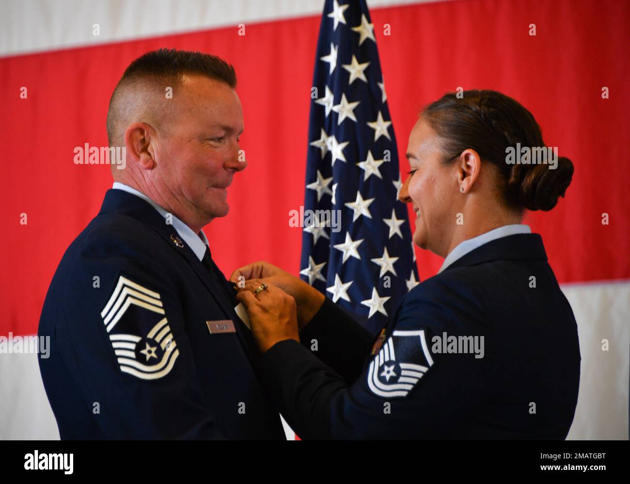 Il Maestro Sgt. Renee McLain affigge il perno di ritiro del Capo Maestro Sgt. James McLain al suo collare durante la sua cerimonia di ritiro alla base della Riserva Joint Reserve base della Naval Air Station Fort Worth, Texas, 4 giugno 2022. McLain ha ricoperto numerose posizioni di responsabilità presso la 301st Fighter Wing dal 2007 e ha terminato la sua carriera come sovrintendente di Maintenance Squadron nel 301st. Foto Stock