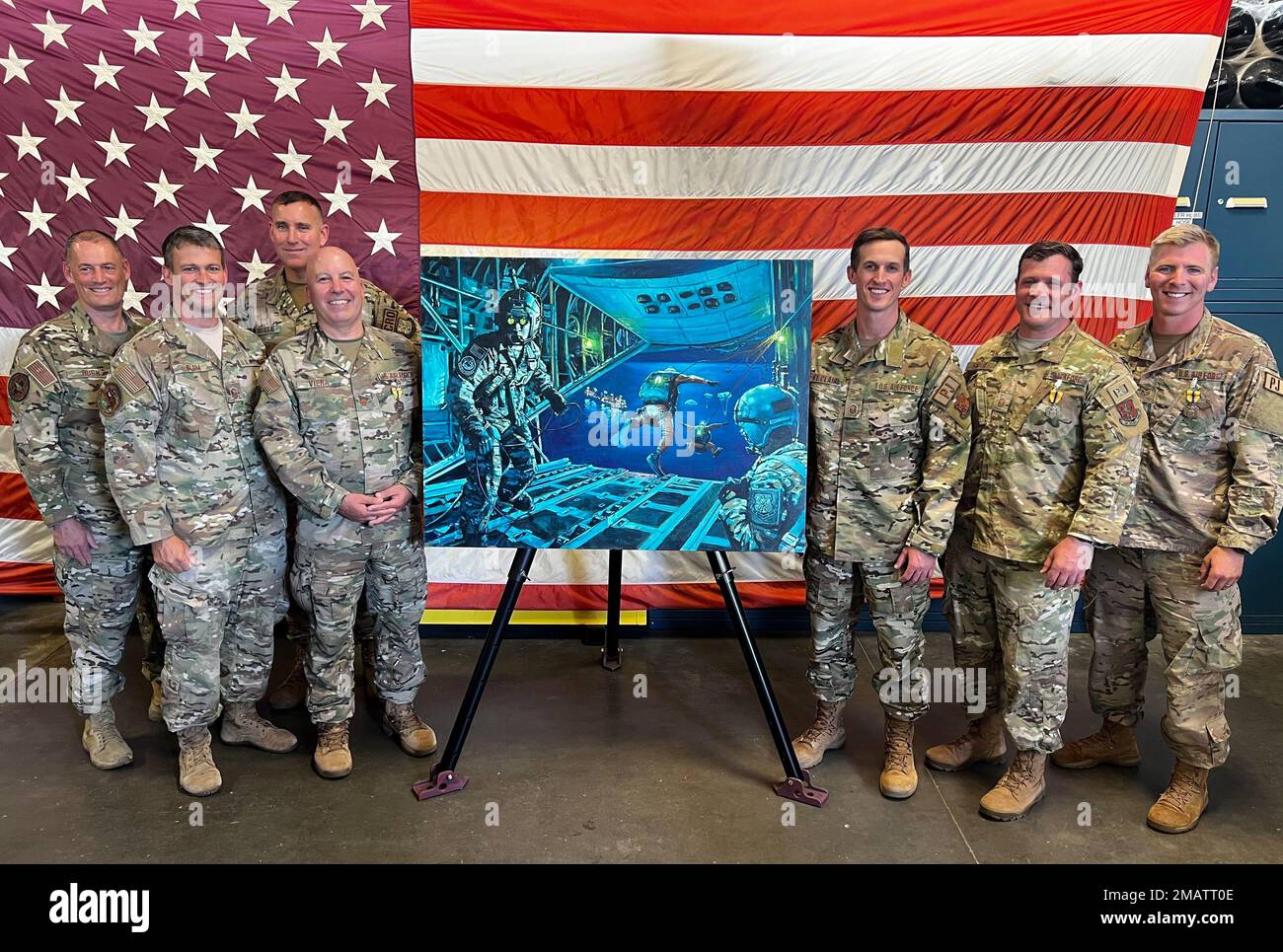 New York Air National Guard Airmen che hanno fatto parte della missione del 2017 per salvare due equipanti a bordo della posa di Motor Vessel Tamar con un dipinto che commemora la missione durante una cerimonia di premiazione il 4 giugno 2022 a F.S. Base della Guardia Nazionale aerea di Gabreski a Westhampton Beach, New York. Il 24 aprile 2017, gli Airmen parasalcue e i Combat Rescue Officer saltarono nell'Oceano Atlantico di notte per salire a bordo della nave ed eseguire un intervento chirurgico di emergenza per salvare due marinai gravemente bruciati. Le foto sono, da sinistra: Il Colon. Stephen Rush (medico di squadra), il Maestro Sgt. Erik Blom, il Colon. Shawn Boughal, il Maj. Marty Viera, Foto Stock