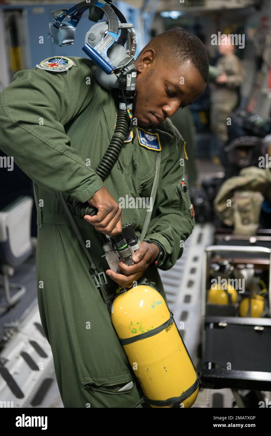 STATI UNITI Tecnologia Air Force. Keenan Moye, tecnico di evacuazione aeromedica assegnato allo Squadron di evacuazione Aeromedica del 446th, controlla serbatoi di ossigeno di emergenza e maschere respiratorie a bordo di un aeromobile C-17 Globemaster III, 5 giugno 2022, presso la Joint base Lewis-McChord, Washington. Il 446 AES si allena con l'equipaggio e i 446th membri dello Squadron di allestimento medico per trasportare pazienti simulati per eseguire procedure mediche di evacuazione. Foto Stock