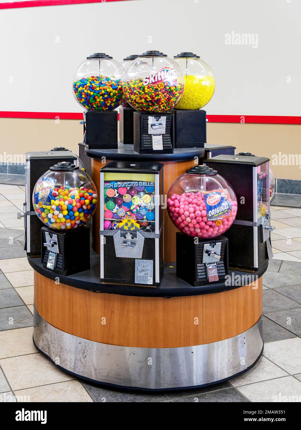 Macchine per giocare a gumball o a caramelle con caramelle dai colori vivaci per bambini e adulti in un centro commerciale a Montgomery, Alabama, USA. Foto Stock