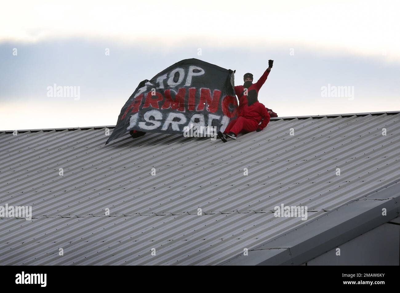 Edimburgo, Regno Unito. 19th Jan, 2023. I manifestanti hanno un banner che dice "Stop arming Israel" durante la manifestazione. Gli attivisti palestinesi hanno tagliato la recinzione di sicurezza nella notte morta e si sono alzati sul tetto della fabbrica di armi Leonardo a Edimburgo. Protestano e sottolineano il fatto che Leonardo fornisce sistemi di guida laser per gli aerei da combattimento F35 israeliani e i droni 450 Hermes. Queste munizioni sono usate contro il popolo palestinese a Gaza e altrove. (Foto di Martin Pope/SOPA Images/Sipa USA) Credit: Sipa USA/Alamy Live News Foto Stock