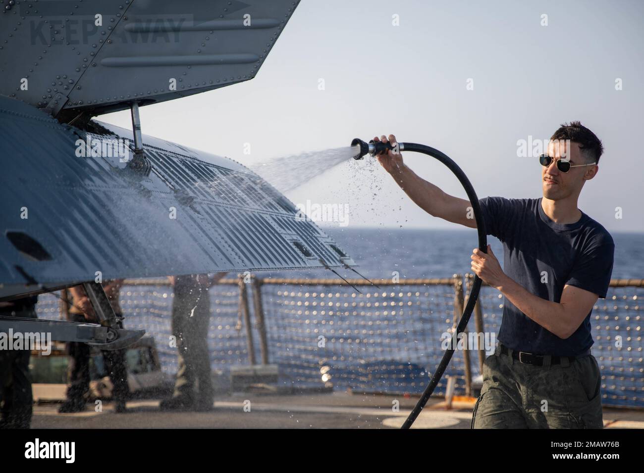 220605-N-QI593-1028 IONIAN SEA (5 giugno 2022) il Lt. William Ritter, di Altus, Oklahoma, assegnato ai “Guerrieri orgogliosi” di Helicopter Maritime Strike Squadron (HSM) 72, sciacqua bordo dello stabilizzatore di un falco marino MH- 60R a bordo del cacciatorpediniere missilistico guidato Arleigh Burke-class USS Baindridge (DDG, 5 giugno 2022), 96. Bainbridge è in fase di distribuzione pianificata negli Stati Uniti Naval Forces Europe area of Operations, impiegato dagli Stati Uniti Sesta flotta per difendere gli interessi degli Stati Uniti, degli alleati e dei partner. Foto Stock