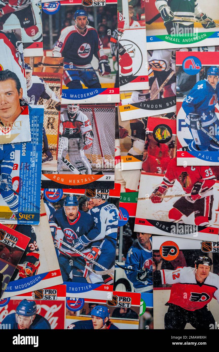 Calgary, Alberta - 12 gennaio 2023: Carte da gioco di hockey dei giocatori della lega nazionale d'epoca. Foto Stock