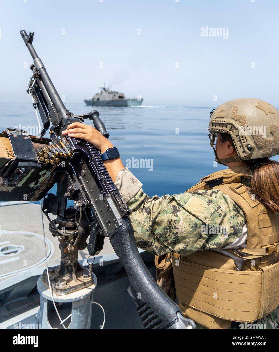 PORTO DI GIBUTI (5 GIUGNO 2022) - STATI UNITI Navy Boatswains Mate Seaman Rufin Gerilyn da Las Vegas, si erge a bordo di un battello di pattuglia di 34 metri di Maritime Expeditionary Security Squadron One (MSRON-1), fornendo al contempo sicurezza per la nave da combattimento litoranea USS Sioux City (LCS 11) mentre si trova nel porto di Gibuti, 5 giugno 2022. Foto Stock