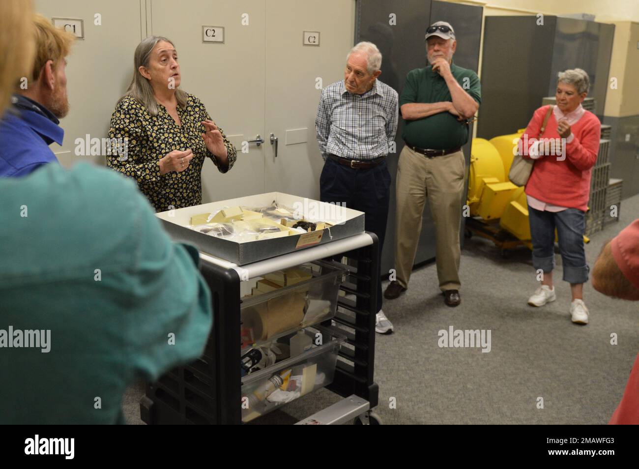 Tonia Deetz-Rock, vicedirettore e curatore del museo navale di Hampton Roads, mostra alcuni dei manufatti relativi alla USS Cumberland che sono conservati presso la struttura di stoccaggio degli artefatti del museo a bordo della stazione navale di Norfolk. La USS Cumberland, un anello di guerra nella Union Navy, affondò il 8 marzo 1862 durante una battaglia con il ram stro confederato CSS Virginia. Il museo è il deposito per i manufatti recuperati dal Cumberland. Foto Stock