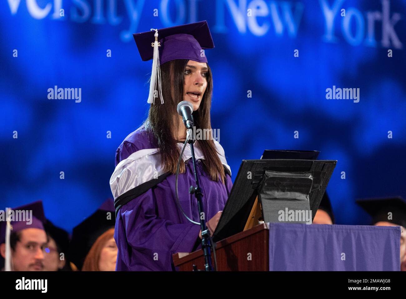 Emily Ratajkowski consegna l'indirizzo di inizio durante l'inizio di inverno all'Hunter College of City University of New York al college North Assembly Hall il 19 gennaio 2023 Foto Stock