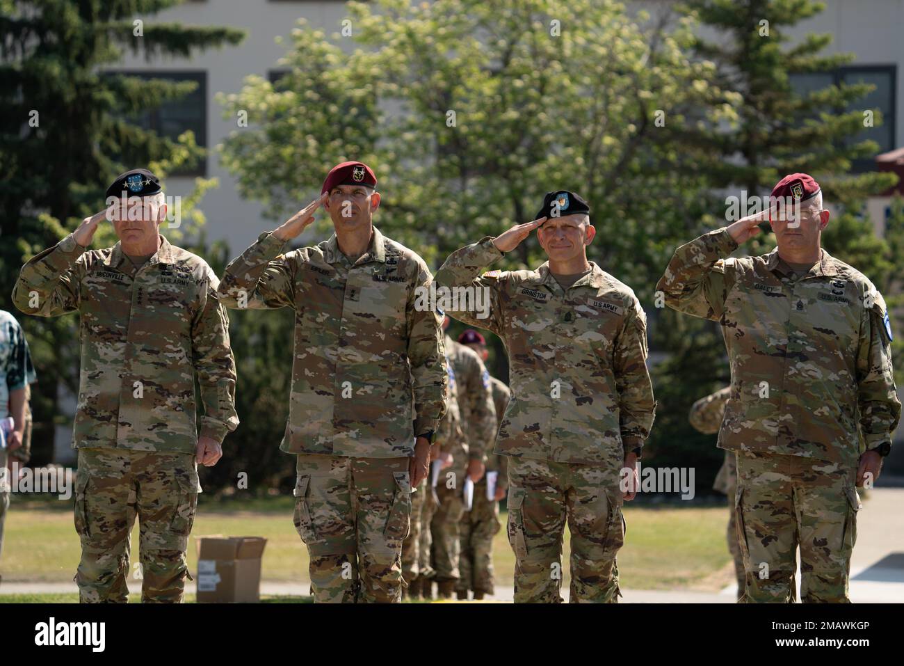 STATI UNITI Capo di Stato maggiore dell'esercito, Gen. James C. McConville, comandante generale, Stati Uniti Brian Eifler, Sgt. Maj dell'esercito Michael A. Grinston, Daley rende un saluto mentre la band dell'esercito del 9th suona l'inno nazionale alla cerimonia di attivazione della 11th Airborne Division del 6 giugno 2022, al Pershing Parade Field, Joint base Elmendorf-Richardson, Alaska. Foto Stock