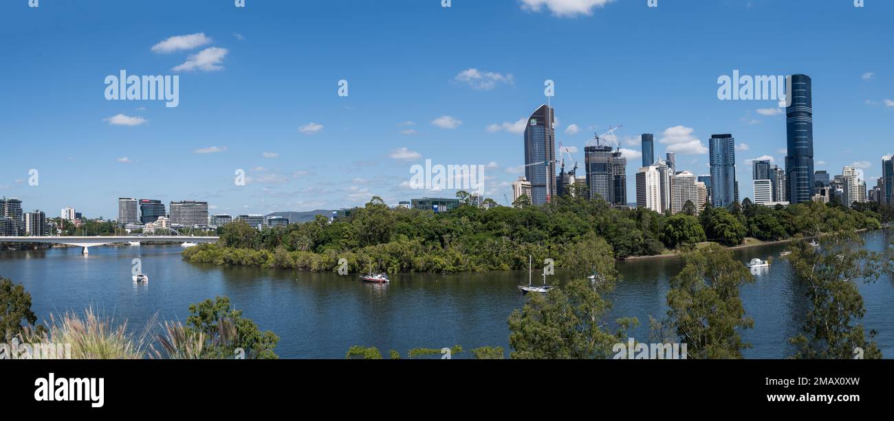 Vista panoramica dello skyline della città di Brisbane, verso il Captain Cook Bridge, il campus della QUT e i giardini botanici della città Foto Stock