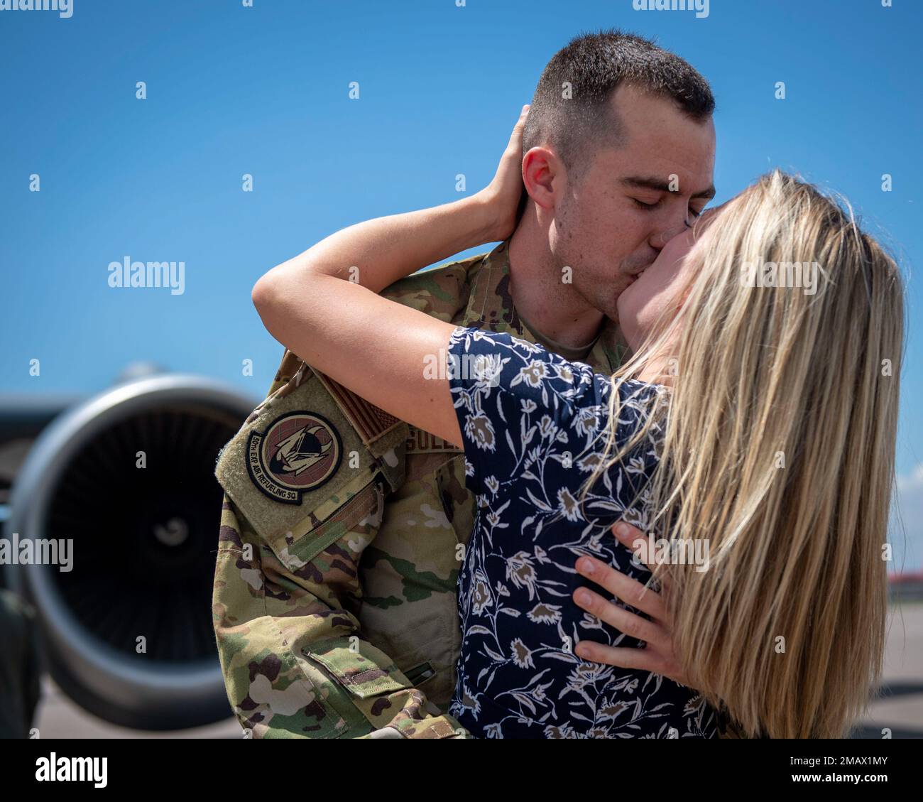 STATI UNITI Anthony Sullivan, pilota assegnato allo Squadrone di rifornimento aereo 50th, è accolto a casa da sua moglie, Cathy Sullivan, presso la base dell'aeronautica militare di MacDill, Florida, 6 giugno 2022. Gli Airmen con il 50th ARS sono ritornati da un'implementazione di sei mesi a supporto degli Stati Uniti Comando Centrale delle forze aeree per sostenere una presenza regionale in collaborazione con il Qatar. Foto Stock