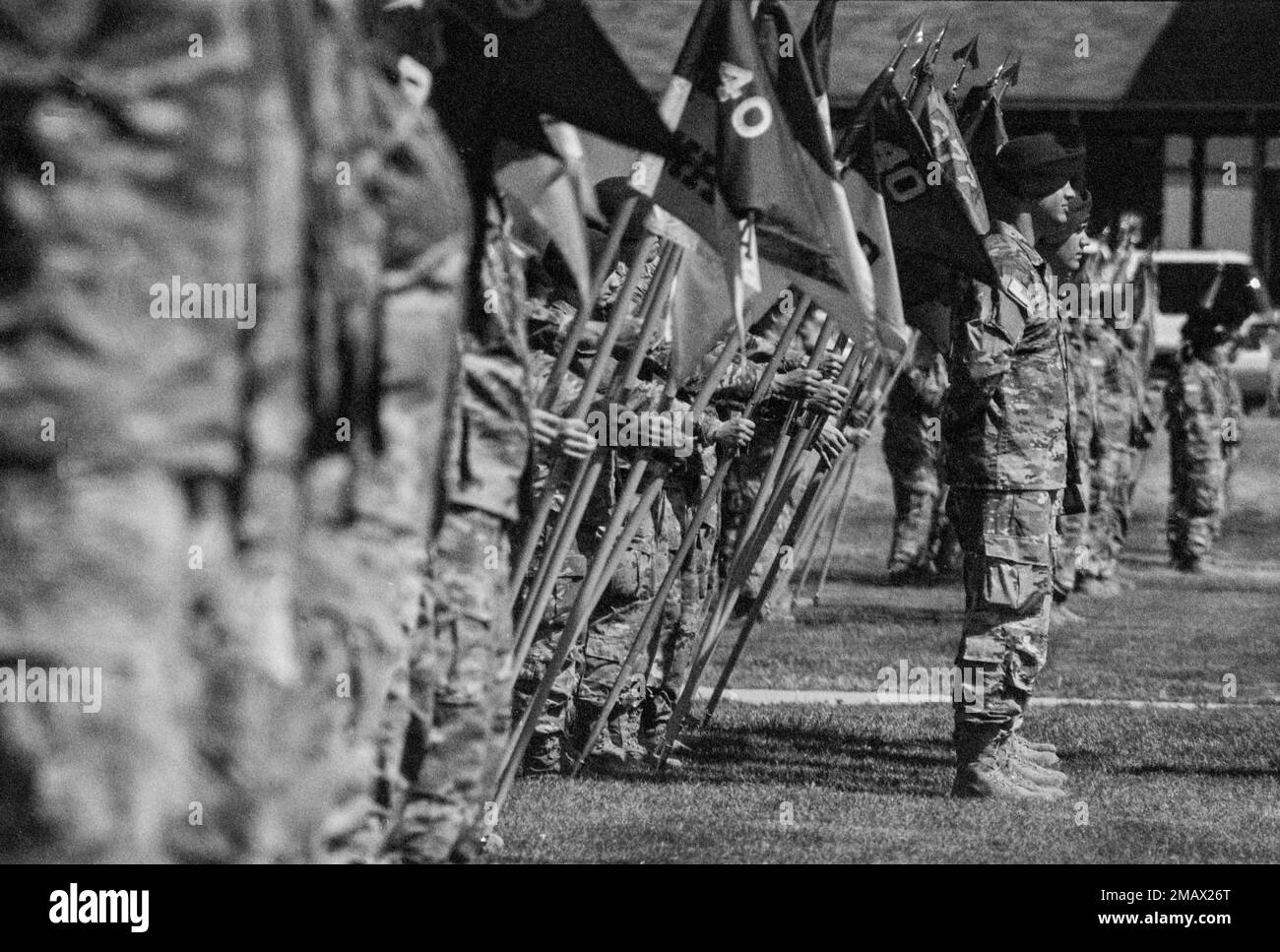 STATI UNITI I soldati dell'esercito assegnati alla squadra di combattimento della Brigata 2nd, 11th divisione Airborne, si trovano al Pershing Parade Field durante la cerimonia di riassentamento della 11th divisione Airborne, 6 giugno 2022, al Pershing Parade Field, base militare Elmendorf-Richardson, Alaska. L'attivazione riporta la storica 11th Airborne Division ad un ruolo attivo dell'esercito, con particolare attenzione alle operazioni in condizioni climatiche estreme e in ambienti montani ad alta quota. Cerimonie a Fort Wainwright e Joint base Elmendorf-Richardson reflagged il 1st Stryker Brigade Combat Team, 25th Divisione Fanteria e 4th Brigata Fanteria Foto Stock