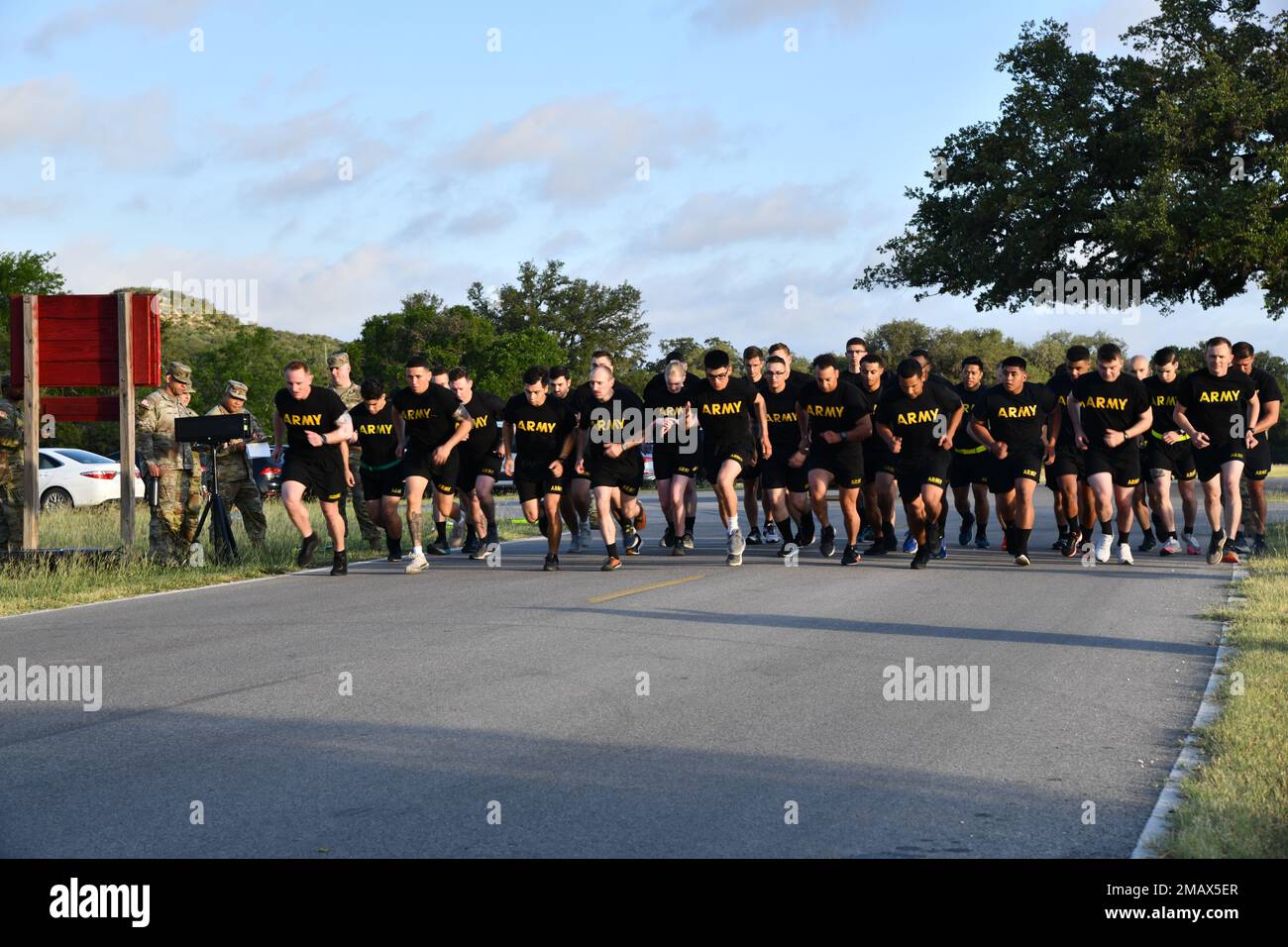 I concorrenti del Best Warrior Competition (BWC) iniziano un evento di due miglia durante il BWC ospitato dagli Stati Uniti Army Futures Command, tenuto nella base comune di San Antonio-Camp Bullis, Texas, 6 giugno 2022. Il Concorso migliore squadra e il Concorso migliore guerriero sono eventi utilizzati per selezionare gli Stati Uniti Squadra migliore dell'anno dell'esercito, ufficiale non commissionato dell'anno, soldato dell'anno e Stati Uniti Sergente dell'anno del centro medico dell'esercito di Eccellenza. Foto Stock