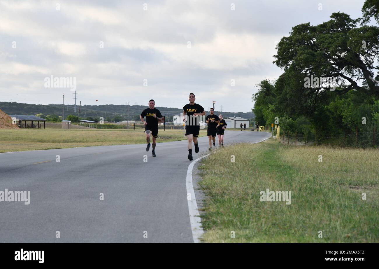 STATI UNITI I soldati dell'esercito completano un evento di corsa di due miglia durante la competizione del migliore guerriero ospitata dal comando di Futures dell'esercito, tenutasi sulla base militare San Antonio-Camp Bullis, Texas, il 6 giugno 2022. Il concorso migliore squadra e il concorso migliore guerriero è un singolo evento utilizzato per selezionare gli Stati Uniti Squadra migliore dell'anno dell'esercito, ufficiale non commissionato dell'anno, soldato dell'anno e Stati Uniti Sergente dell'anno del centro medico dell'esercito di Eccellenza. Foto Stock