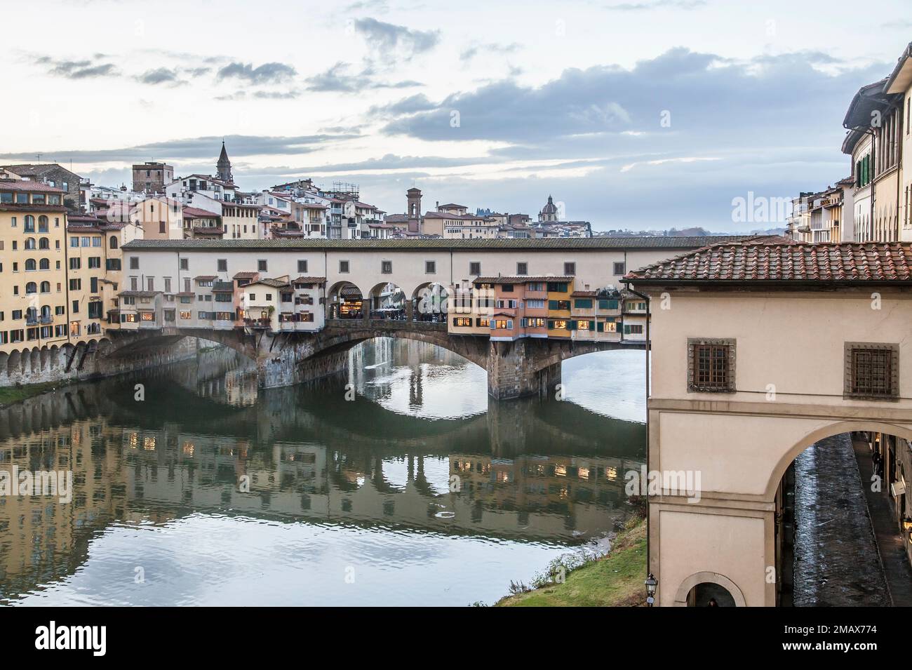 Ponte Vecchio (circa 1345 m) che attraversa l'Arno, Firenze. Foto Stock