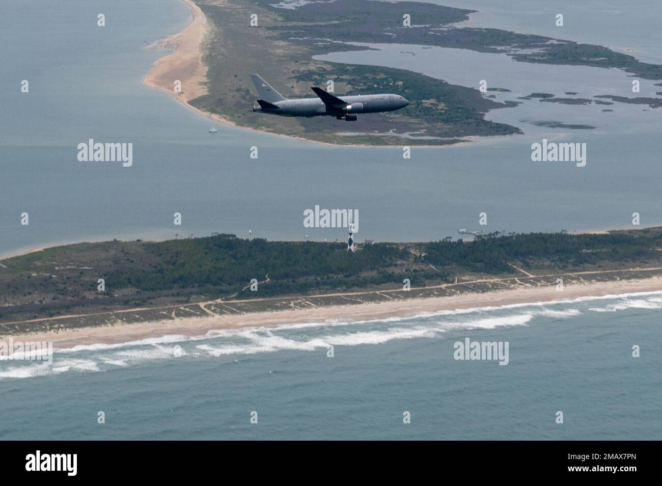 Un KC-46A Pegasus assegnato alla 916th Air Refueling Wing presso la Seymour Johnson Air Force base, North Carolina, vola su un faro al largo della costa del North Carolina, 6 giugno 2022. Il KC-46 è un velivolo multicapable in grado di eseguire il rifornimento aereo, il carico e l'evacuazione aeronautica. Foto Stock