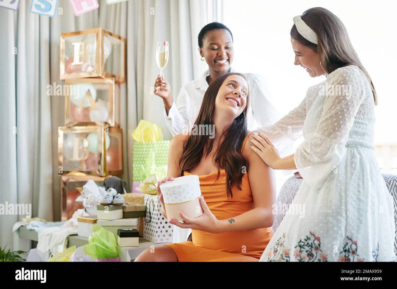 Questo è il miglior regalo che potrei chiedere. una madre incinta per ricevere i regali dai suoi amici al suo acquazzone del bambino. Foto Stock